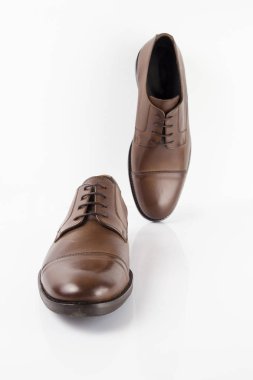 Beyaz arka plan, izole ürün, rahat ayakkabı erkek kahverengi deri ayakkabı.