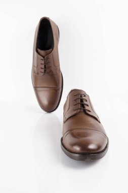 Beyaz arka plan, izole ürün, rahat ayakkabı erkek kahverengi deri ayakkabı.