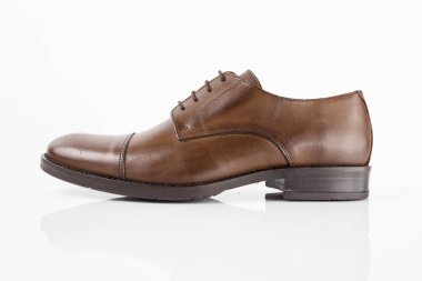 Beyaz arka planda izole edilmiş klasik erkek ayakkabıları.