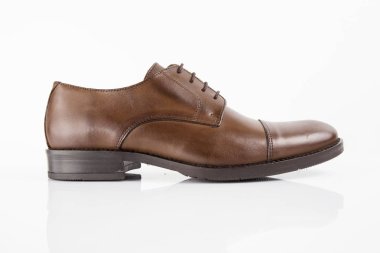 Beyaz arka plan, izole ürün, rahat ayakkabı erkek kahverengi deri şık Ayakkabı.