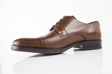 Beyaz arka plan, izole ürün, rahat ayakkabı erkek kahverengi deri şık Ayakkabı.