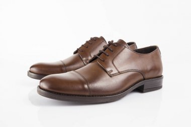 Beyaz arka plan, izole ürün, rahat ayakkabı erkek kahverengi deri ayakkabı.