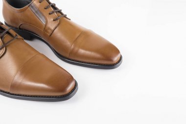 Beyaz arka plan, izole ürün, rahat ayakkabı erkek kahverengi deri şık Ayakkabı.