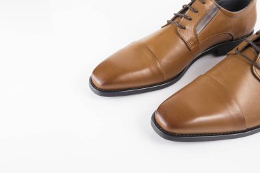 Beyaz arka plan, izole ürün, rahat ayakkabı erkek kahverengi deri ayakkabı.