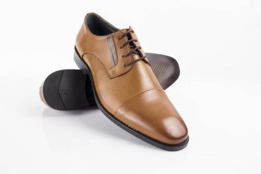 Beyaz arka plan, izole ürün, rahat ayakkabı erkek kahverengi deri ayakkabı.