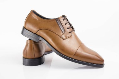 Beyaz arka plan, izole ürün, rahat ayakkabı erkek kahverengi deri ayakkabı.