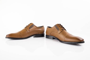 Beyaz arka plan, izole ürün, rahat ayakkabı erkek kahverengi deri ayakkabı.