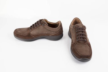 Beyaz arka plan, izole ürün, rahat ayakkabı erkek kahverengi deri ayakkabı.