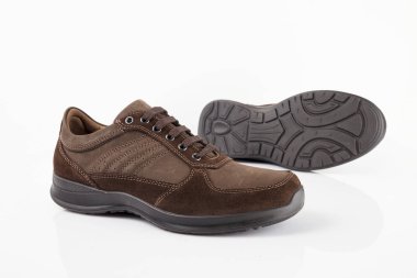 Beyaz arka plan, izole ürün, rahat ayakkabı erkek kahverengi deri ayakkabı.