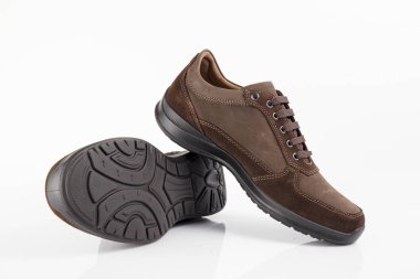 Beyaz arka plan, izole ürün, rahat ayakkabı erkek kahverengi deri ayakkabı.