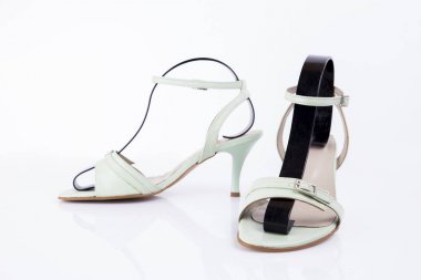 Beyaz arka plan, izole ürün, rahat ayakkabı kadın yeşil deri şık sandalet.