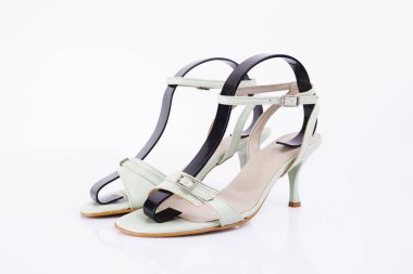 Beyaz arka plan, izole ürün, rahat ayakkabı kadın yeşil deri şık sandalet.