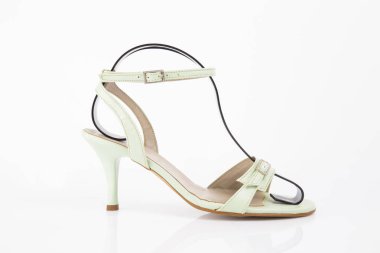 Beyaz arka plan, izole ürün, rahat ayakkabı kadın yeşil deri şık sandalet.