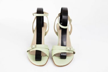 Beyaz arka plan, izole ürün, rahat ayakkabı kadın yeşil deri şık sandalet.