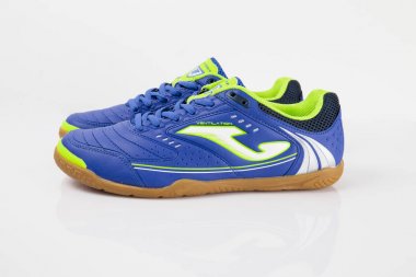 Viana yapmak Castelo, Portekiz, 11 Mayıs 2018: spor ayakkabı Joma çalıştıran. Joma, çok uluslu şirket. Beyaz izole. Ürün görüntüleri.