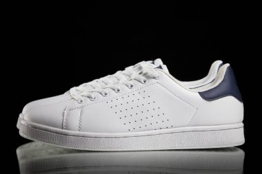 Erkek beyaz spor ayakkabı siyah arka plan, izole ürün, rahat ayakkabı.