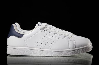 Erkek beyaz spor ayakkabı siyah arka plan, izole ürün, rahat ayakkabı.