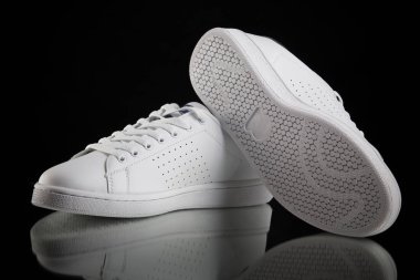 Erkek beyaz spor ayakkabı siyah arka plan, izole ürün, rahat ayakkabı.