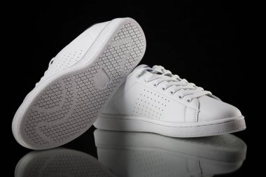 Erkek beyaz spor ayakkabı siyah arka plan, izole ürün, rahat ayakkabı.