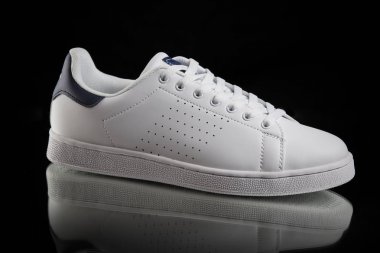 Erkek beyaz spor ayakkabı siyah arka plan, izole ürün, rahat ayakkabı.