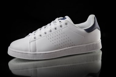 Erkek beyaz spor ayakkabı siyah arka plan, izole ürün, rahat ayakkabı.