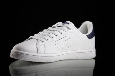 Erkek beyaz spor ayakkabı siyah arka plan, izole ürün, rahat ayakkabı.