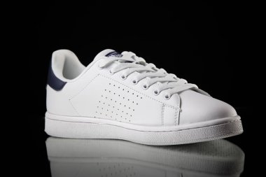 Erkek beyaz spor ayakkabı siyah arka plan, izole ürün, rahat ayakkabı.