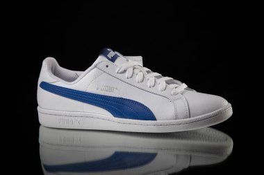 Portekiz - 12 Mayıs 2018: Puma klasik spor ayakkabı. Puma, çok uluslu şirket. İzole ürün. Ürün görüntüleri