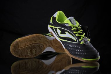 Viana yapmak Castelo, Portekiz, 11 Mayıs 2018: spor ayakkabı Joma çalıştıran. Joma, çok uluslu şirket. Siyah izole. Ürün görüntüleri.