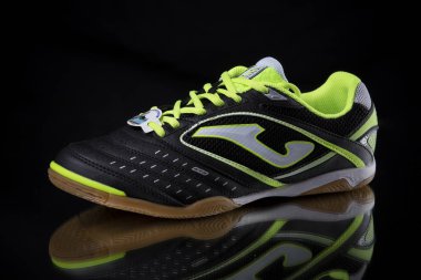 Viana yapmak Castelo, Portekiz, 11 Mayıs 2018: spor ayakkabı Joma çalıştıran. Joma, çok uluslu şirket. Siyah izole. Ürün görüntüleri.