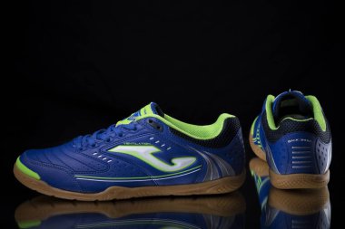 Viana yapmak Castelo, Portekiz, 11 Mayıs 2018: spor ayakkabı Joma çalıştıran. Joma, çok uluslu şirket. Siyah izole. Ürün görüntüleri.