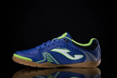 Viana yapmak Castelo, Portekiz, 11 Mayıs 2018: spor ayakkabı Joma çalıştıran. Joma, çok uluslu şirket. Siyah izole. Ürün görüntüleri.