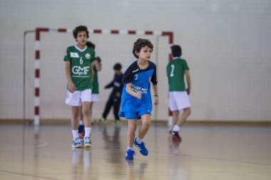 Viana do Castelo, Portekiz - 15 Şubat 2020: A.D. Afifense oyuncusu Becas B 'ye karşı, Afifense hentbolu tarafından 15 Şubat 2020' de Afife 'de düzenlenen Minis Turnuvası' na kadar sayılacak maç.