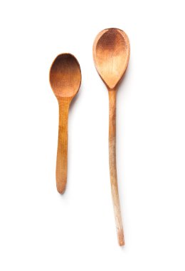 Beyaz arka planda izole edilmiş iki tahta kaşık.