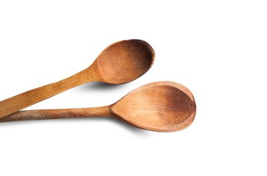 Beyaz arka planda izole edilmiş iki tahta kaşık.