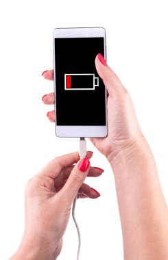 El tutma düşük pil smartphone ve şarj cihazını ben