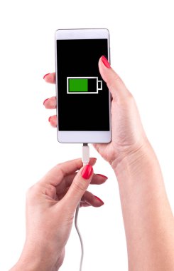 Bir akıllı telefon tutarak ve şarj cihazı, bağlanma el izole