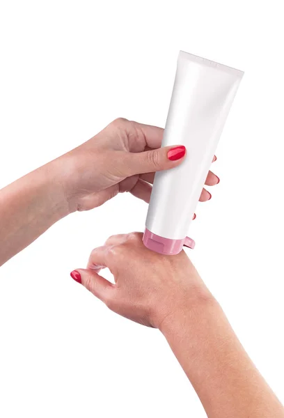 Mão segurando creme tubo isolado no fundo branco . — Fotografia de Stock