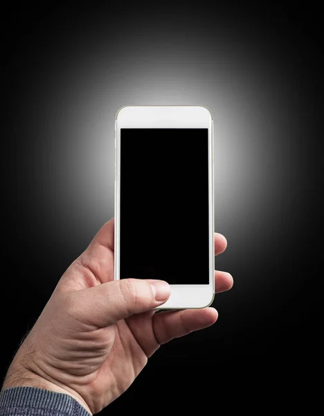 Человек Рука держит мобильный телефон на черной backgroun — стоковое фото