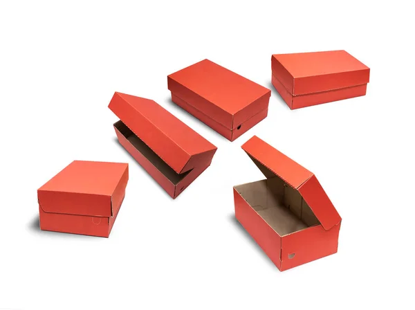 Картонні коробки з кришкою ізольовані на білому тлі — стокове фото