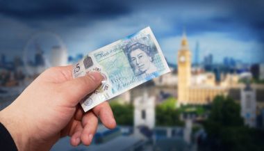 Para İngilizce beş Lirası notta bir mans el kavramı.