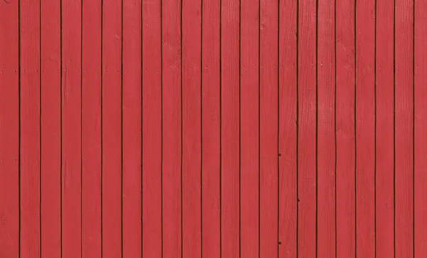 Clôture en bois avec planches parallèles avec peinture rouge . — Photo