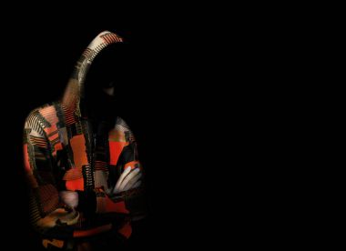 Bilinmeyen kişi başlıklı. Karanlık tehlikede.