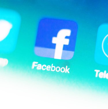 Makro fotoğraf facebook işareti ve arama çubuğu üstünde hareket eden telefon