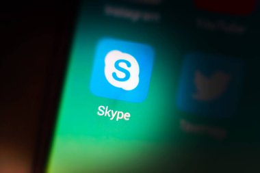 Makro fotoğraf Skype uygulama işareti simgesi ve arama çubuğu mobil