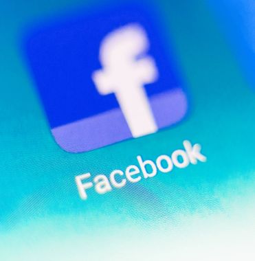 Makro fotoğraf facebook işareti ve arama çubuğu üstünde hareket eden telefon