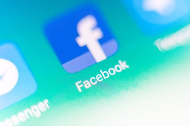 Makro fotoğraf facebook işareti ve arama çubuğu üstünde hareket eden telefon