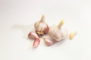 Sarımsak. Grup beyaz arkaplanda izole edildi.