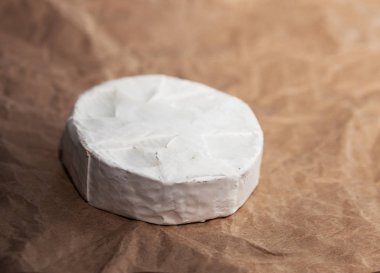 Kraft kağıt üzerinde doğal bir taze Camembert peyniri olduğunu