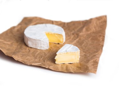 Taze dilim Camembert peyniri Kraft kağıt üzerinde doğal,